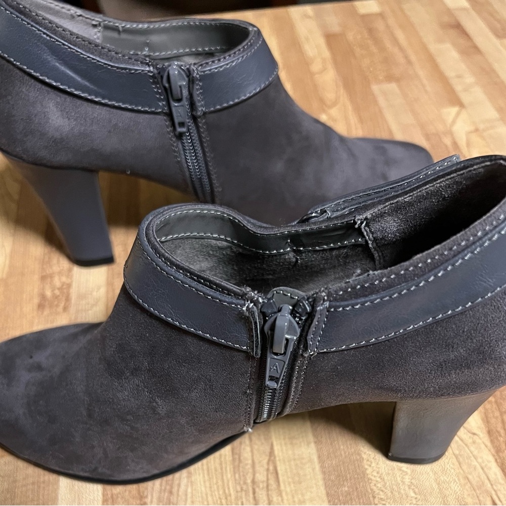 MAKE AN OFFER! Aerosoles ankle bootie with heel. Grey faux suede. 7.5. Like new
